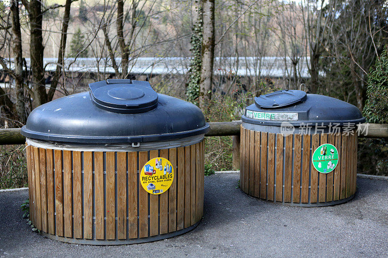 Containers。Garbage cans。Saint-Gervais-les-Bains。Haute-Savoie。Auvergne-Rhone-Alpes。法国。